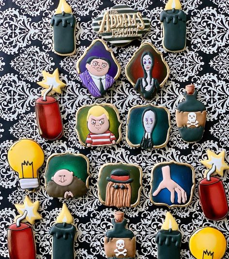 Addams Family Cookies Decorated, Addams Family Cupcakes, Addams Family Cookies, Addams Family Party Ideas, Goth Food, The Adams Family, Wednesday Party, The Adams, Halloween Movie Night