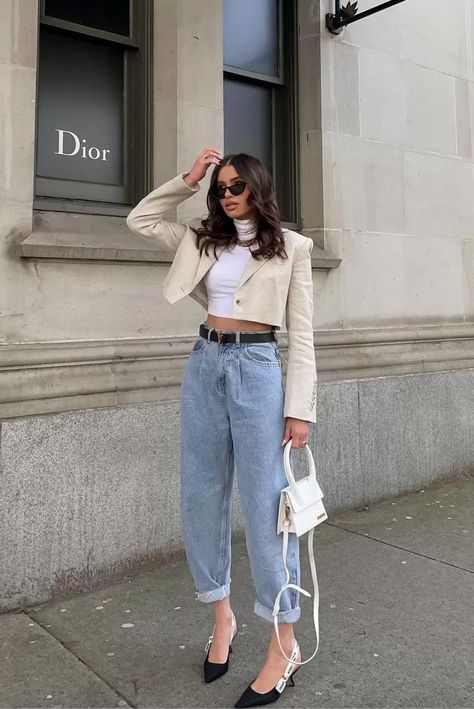 Cropped Tan Blazer Outfit, Beige Short Blazer Outfit, Crop Blazer Outfit, Cropped Blazer Outfit, Blazer Street Style, Blazer Outfits Casual, Gaun Fashion, Crop Blazer, Elegante Casual