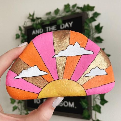 Sunset Rock Painting Easy, Rectangle Rock Painting Ideas, Retro Rock Painting, Rainbow Rock Painting Ideas, Rock Paintings Easy, Painted River Rocks Ideas, River Rock Painting Ideas, Easy Painted Rocks Ideas, Paint Rocks Ideas Easy