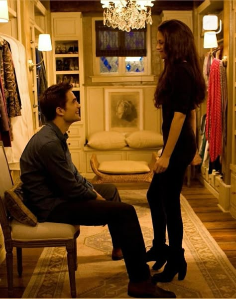 Twilight Cottage, Dressing Closet, Twilight House, Twilight Vampires, Twilight Bella And Edward, Iconic Houses, Twilight Outfits, Twilight Love, Twilight Vibes