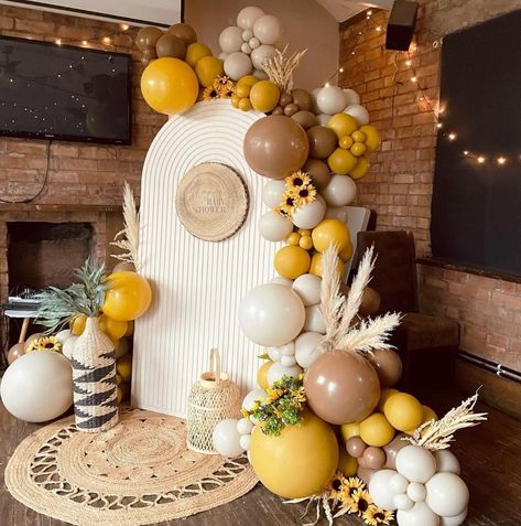 Sunflower Themed Baby Shower Ideas, Mom To Bee Baby Shower Ideas, Sunflower Theme Baby Shower Ideas, Bee Balloon Arch, Sunflower Baby Shower Ideas, Brown Balloons, Bee Balloon, Paris Baby Shower, Gender Reveal Baby Shower Themes