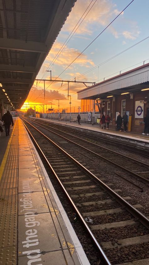 Train Aesthetic Wallpaper, Aesthetic Train Photos, Travel Aesthetic Train, London Train Aesthetic, Train Stations Aesthetic, Train Station Aesthetic, Railway Station Asethetic, Aesthetic London, Insta Profile Pic