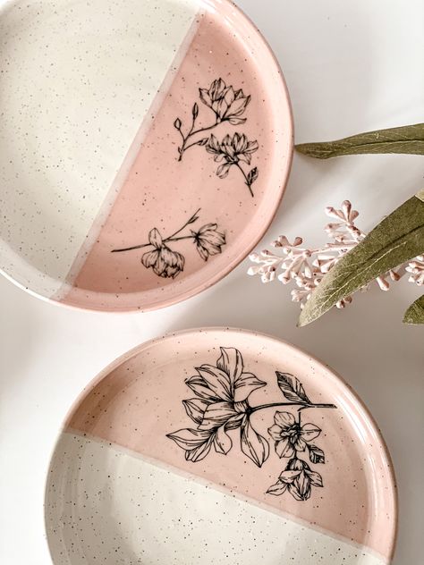 Pottery Painting Ideas Serving Dish, Paint A Pottery Ideas, Flower Ceramic Plate, Pottery Inspo Painting, Painting Plates Ideas, Clay Cafe Painting Ideas, Hand Painted Pottery Plates, Painted Plates Ideas, Pottery Painting Plate Ideas