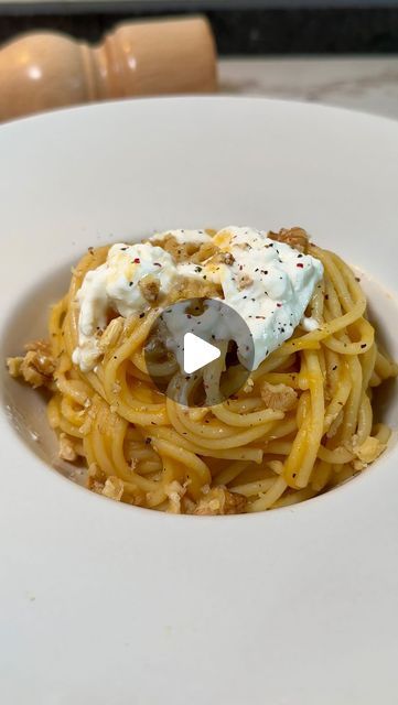 Poesía de fogón on Instagram: "Pasta con salsa de calabaza 🍝🎃 Hoy os traigo un plato muy otoñal, una receta de pasta con salsa de calabaza, nueces y burrata. Poco más se puede pedir, ¿verdad? ¡Espero que os animéis a probar! 📝 INGREDIENTES (3-4 personas): ▪️500g de calabaza (pelada y sin pepitas) ▪️300-400g de espaguettis ▪️1 cebolla ▪️1 cabeza de ajos ▪️1 burrata mediana (200g aprox.) ▪️2 vasos de caldo de verduras ▪️30g de nueces ▪️Sal y pimienta al gusto ▪️Aceite de oliva virgen extra 👨🏻‍🍳 PASO A PASO: 1️⃣ Disponer en una bandeja de horno la calabaza pelada y sin pepitas (cortada en rodajas finas) junto con la cebolla y la cabeza de ajos. Salpimentar al gusto, agregar un chorro de aceite de oliva y asar en horno precalentado: 45 minutos a 180ºC. 2️⃣ Triturar las hortalizas asada Pasta, On Instagram