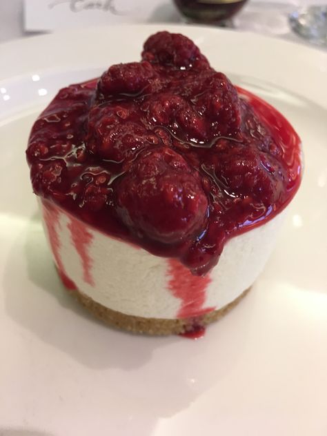 Aesthetic Raspberry, Raspberry Aesthetic, Cheesecake Aesthetic, Cheesecake Raspberry, Work Meals, Raspberry Cheesecake, Yummy Comfort Food, Just Cakes, Food Goals