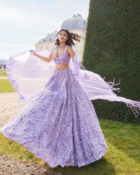 Unique Lehenga Designs Wedding Ideas, Long Indian Dresses, Pastel Lavender Lehenga, Lavender Colour Lehenga, Light Purple Lehenga, Pastel Indian Outfits, Pretty Lenghas, Lehenga Pictures, Purple Lengha