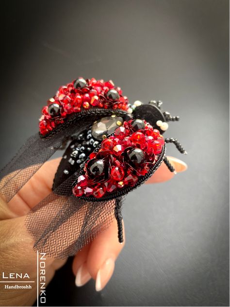 This ladybug brooch is 100% handmade. Diy Broches, Insect Embroidery, Ladybug Brooch, Embroidery Brooch, Diy Beading, Small Stuff, Insect Jewelry, Art Video, Beaded Brooch