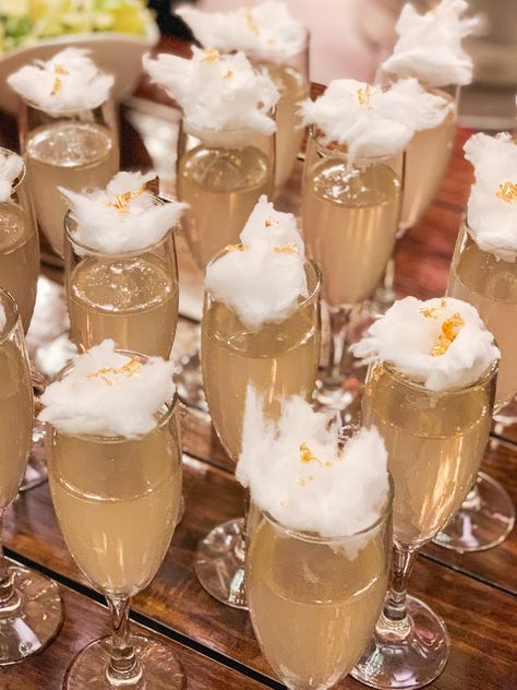 Elegant Birthday Food Ideas, Golden Cocktails Drinks, White And Gold Birthday Party Ideas, Golden Birthday Brunch, Gold Alcoholic Drinks, Gold Drinks Alcohol, Gold Party Drinks, Gold And Cream Party Decor, 24 Karat Birthday Theme