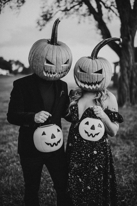 Halloween Couple Photoshoot, Halloween Poses, Witches Costumes For Women, Head Photoshoot, Halloween Shoot, Halloween Pics, Halloween Couples, Creepy Pumpkin, Pumpkin Man