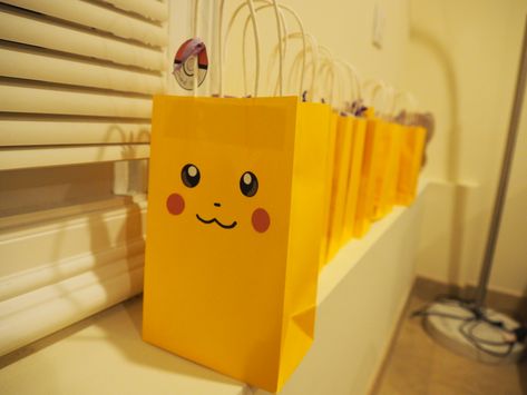 Pikachu Gift Bags, Pikachu Goodie Bags, Pokemon Birthday Party Ideas Diy, Diy Pikachu, Goody Bag Ideas, Pokemon Birthday Party Ideas, Diy Goodie Bags, Birthday Pikachu, Pikachu Party