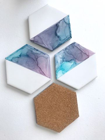 How To: Alcohol Ink Tile Coasters – Paintings by Agnes Diy Coasters Tile, Alcohol Ink Tiles, Clay Techniques, Coaster Crafts, Alcohol Ink Crafts, Diy Drinks, Ink Crafts, Tile Crafts, Diy Coasters