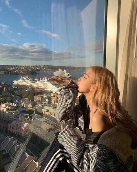 BLACKPINK's Rosé is such a visual and vocal queen! Here are 10 times Rosé stepped out into the warm sun, and impressed everyone with her visuals! Rose Foto, Corps Idéal, Rosé Aesthetic, Rosé Instagram, Park Rosé, 얼짱 소녀, Rose Park, Rose Icon, Rose Photos