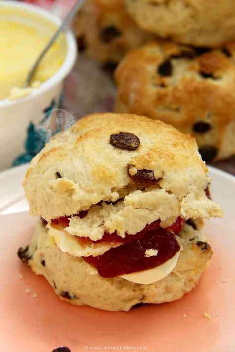 Scones Recipe Uk, Fruit Scones Recipe, Scones And Jam, Cherry Scones, English Scones, Janes Patisserie, Fruit Scones, Scones Recipe Easy, Homemade Scones