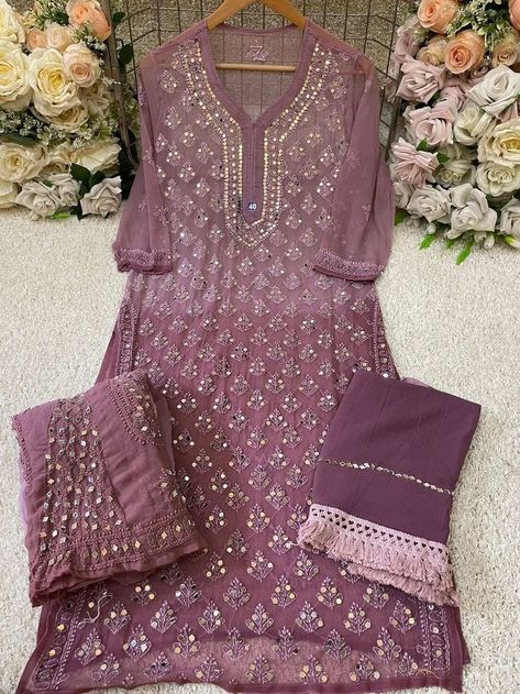 Half Sleeve Ideas, Net Kurti, Salwar Kurti, Chicken Kari, Kurti Top, Different Types Of Dresses, Trendy Outfits Indian, Fancy Shirt, Latest Dress Design