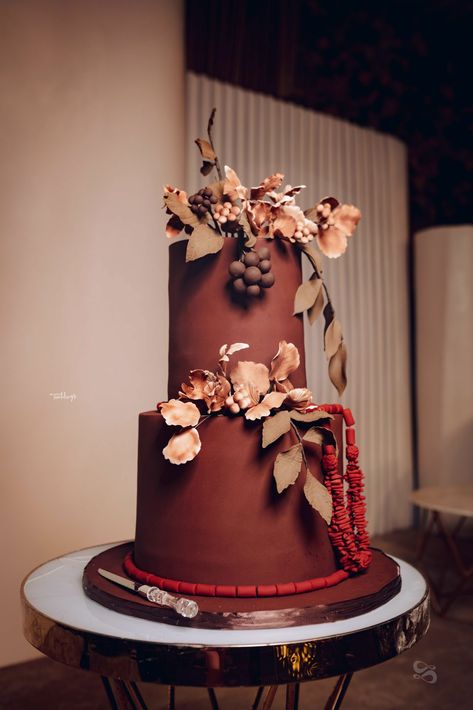 Chiamaka & Chibuzo's Igbo Trad Will Add Colours To Your Day! Igbo Wedding Cake, Igbo Traditional Wedding Cake, Nigerian Traditional Wedding Cake, Africa Cake, Igbo Traditional Wedding, Nigerian Traditional Wedding, Igbo Wedding, Dapper Grooms, Wedding Aesthetics