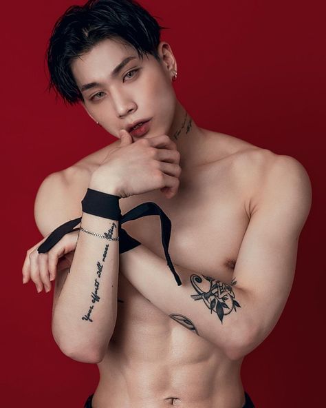 Rough Man Aesthetic, Kpop Male Poses, Pose Men Photography, Suggestive Poses Drawing Ref, Two Men Reference, Group Chat Cover Photo, Poses Men Reference, Hand On Chest Pose Reference, Anatomy Male Reference