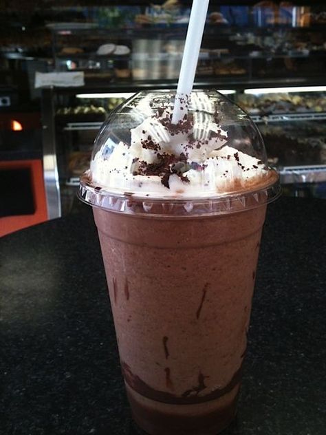 Nutella Frappuccino, Milkshake Aesthetic, Starbucks Chocolate, Frappuccino Starbucks, Chocolate Mousse Cups, Chocolate Mocha, Yummy Alcoholic Drinks, Chocolate Shake, Milkshake Recipes