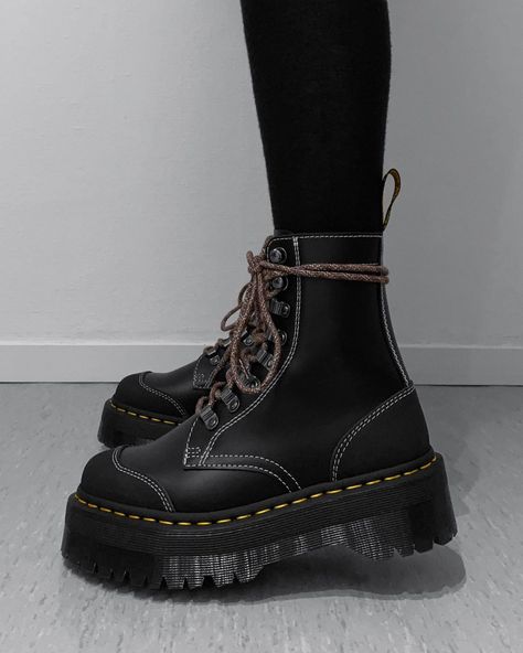 Dr Martens Boots Men, Combat Boot Outfit, Jadon Boots, Doc Martens Boots, Witch Fashion, Classy Shoes, Dr Martens Boots, Punk Outfits, Aesthetic Shoes