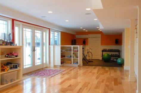 Let the home room double as a spacious playroom for your kids - Decoist Home Gym Layout, Basement Gym Ideas, Home Gym Set, Contemporary Basement, Workout Room Home, Basement Gym, Basement Playroom, Gym Room At Home, Small Basements