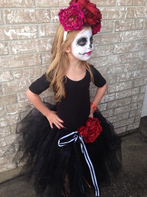 Disfraz de calavera mexicana para el Día de Muertos Disfraz calavera mexicana. Cómo hacer un disfraz de calavera mexicana para el Día de Muertos. Disfraz casero y maquillaje de calavera mexicana. Coco Family Halloween Costumes, List Of Halloween Costumes, Costume Homemade, Maquillage Halloween Simple, Skeleton Gloves, Dead Costume, Halloweenský Makeup, Uhyggelig Halloween, Den Mrtvých