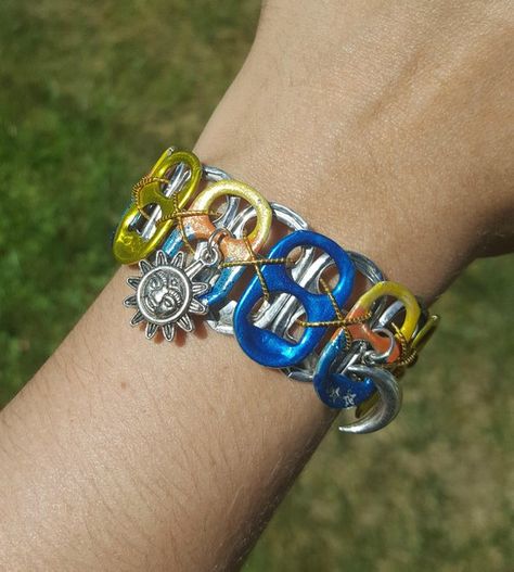 Pull Tab Bracelet, Soda Can Cap Crafts, Bottle Tab Bracelet, Soda Can Jewelry, Diy Eco Friendly Projects, Soda Tab Crafts Diy, Soda Tab People, Can Tab Art, Crafts With Monster Cans