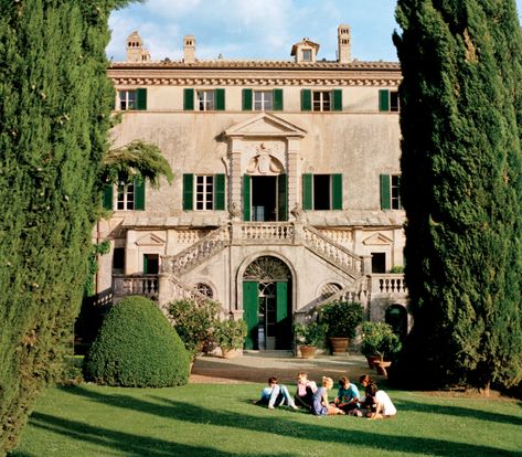 Lounging outside Cetinale’s rear façade: Lord Johnson Somerset, Ned Lambton, Leah De Wavrin, Timmy and Emma Hanbury, and Marina Lambton. Vanity Fair Italian Villa Aesthetic, Italian Villa Exterior, Lac Como, Italian Mansion, Villa Cetinale, Italian Country House, Villa Toscana, Dream Castle, Tuscan Design