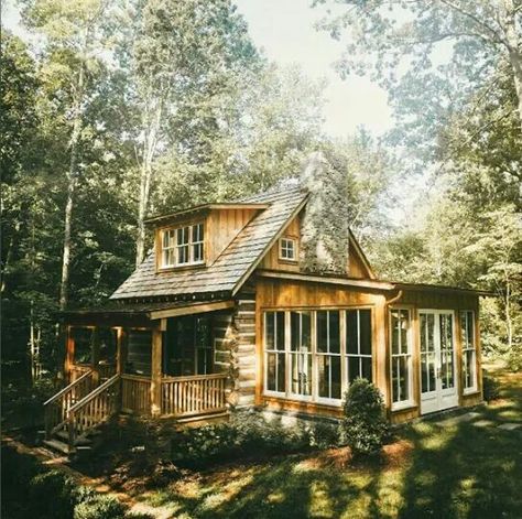 {Pinterest// Sadie Joyce} Small Cabin Outdoor Ideas, Rustic Cottage Farmhouse Style, Small Log Cabin Lake House, Cabin In The Woods Architecture, Cute Cabin Floor Plans, Old Hunting Cabin, Country Cabin Exterior, Small Home In The Woods, Cozy Cabin Exterior