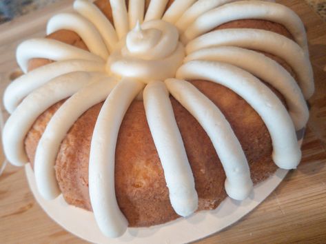 Bundt Cake Frosting Recipe, Bundt Cake Cream Cheese Frosting, Cake Frosting Tips, Bunt Cake Recipe, Lemon Bundt Cake Recipe, Nothing Bundt, Lemon Cream Cheese Frosting, Nothing Bundt Cakes, Lemon Frosting