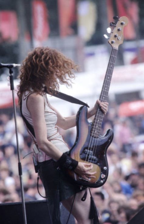 Hole Bassist, Punk Singer Aesthetic, Person Playing Bass Reference, Woman Bassist, Bass Pose Reference, Person Holding Guitar, Female Guitarist Aesthetic, Girl Bassist, Rockstar Poses