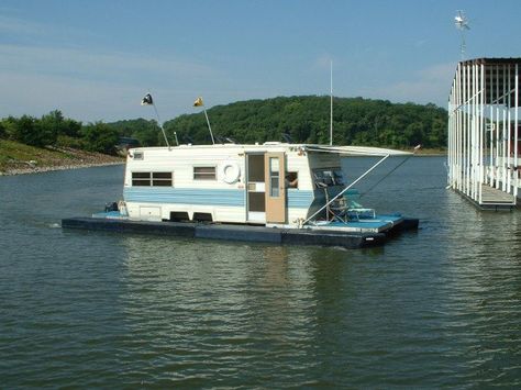 Travel Trailer Converts into a Houseboat Pontoon Houseboat, Shanty Boat, Houseboat Living, Camper Boat, Plywood Boat, Lakefront Living, Build Your Own Boat, Boat Pics, Diy Boat