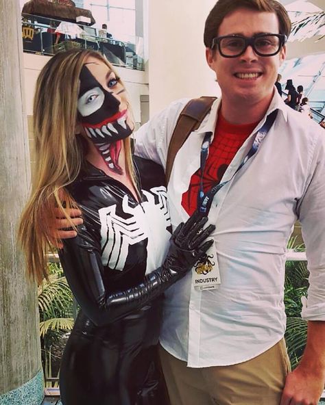 My Gwenom Cosplay with my Peter Parker at Stan Lee's Comikaze in L.A. Spiderman And Venom Couple Costume, Spiderman And Venom Costume, Venom Couple Costume, Venom Costume, Santa Isabel, Fx Makeup, Halloween Scene, Miraculous Ladybug Anime, Cool Halloween Costumes