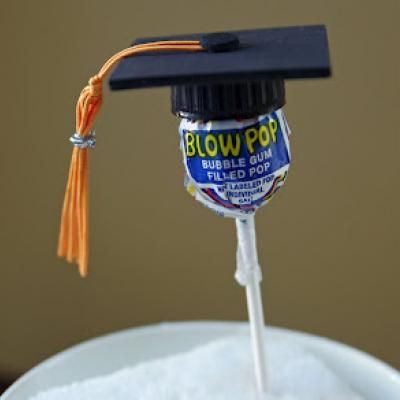 graduation Blow Pop, Diy Graduation Gifts, Graduation Crafts, Diy Graduation, Edible Crafts, Graduation Party Favors, Graduation Favors, Preschool Graduation, Kindergarten Graduation