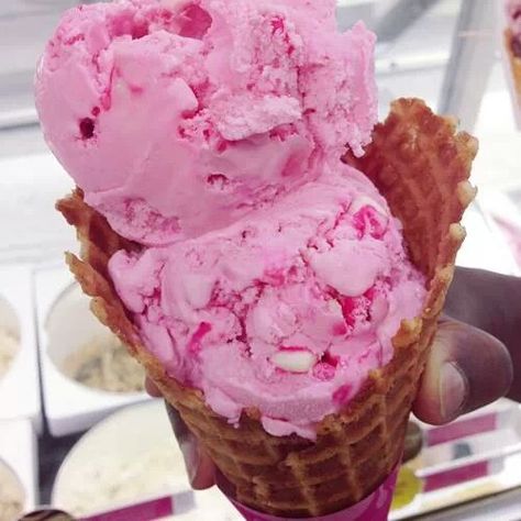 Bubblegum Ice Cream, Bubble Gum Ice Cream, Ice Cream Waffle Cone, Formula Recipes, Pink Bubblegum, Bubble Waffle, Flower Ice, Baskin Robbins, Ice Lolly