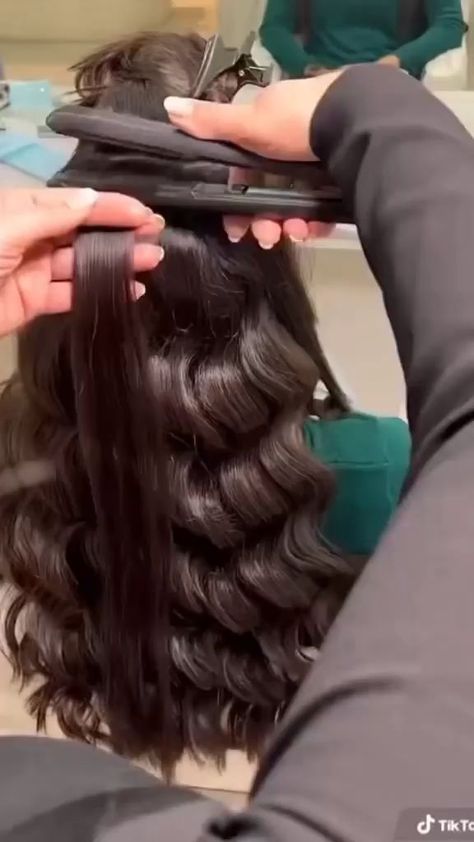 Hair Curling Tutorial, Kadeřnické Trendy, Hair Curling Tips, Hairstyle Tutorials, Vlasové Trendy, Hair Tips Video, Haircut Styles, Wavy Hairstyles, Hair Stylies