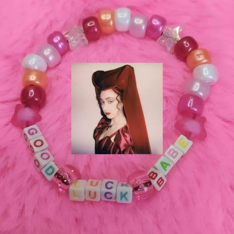 Lesbian Kandi Bracelet, Lesbian Jewelry Diy, Pride Kandi Bracelets, Lesbian Friendship Bracelet, Scene Bracelets Ideas, Small Bracelet Business, Kandi Ideas Words, Lesbian Accessories, Scenecore Kandi