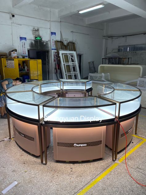 Round jewelry kiosk showcase Kiosk Store, Luxury Jewelry Display, Luxury Jewelry Shop, Jewelry Table Display, Jewelry Shop Display, Luxury Jewelry Store, Store Counter, Jewellery Shop Design, Glass Showcase