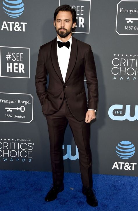 Milo Ventimiglia Critics' Choice Awards Brown Tux, Red Carpet Dresses 2019, Masculine Fashion, Brown Suit, Critic Choice Awards, Milo Ventimiglia, Brown Carpet, Suits Men, Cheap Carpet Runners