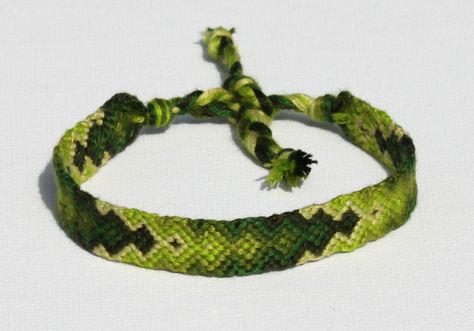 friendship / bracelet / green / monochromatic / dark / light / scale / arrowhead / diamond / descending / ascending / pattern / woodland / nature  https://www.etsy.com/listing/164736671/handmade-monochromatic-green?ref=shop_home_active Friendship Bracelet Aesthetic, Green Friendship Bracelet, Green Monochromatic, Bracelet Aesthetic, Friend Ship, Dark Light, Embroidery Projects, Jewelry Tutorials, Friendship Bracelet