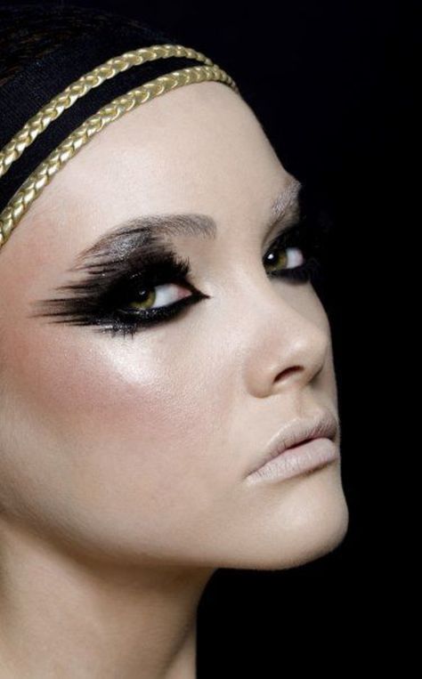 #Beauty or Art? Stunning Avant Garde #Makeup ... Black Makeup Looks, Editorial Make-up, Fantasy Make-up, Make Up Gold, Black Eye Makeup, High Fashion Makeup, Avant Garde Makeup, Smoky Eyes, Runway Makeup