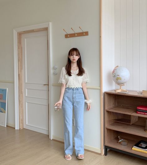 Sandals Korean Outfit, Simple Style Outfits, Korean Outfit Street Styles, Casual College Outfits, Korean Casual Outfits, Casual Day Outfits, Korean Girl Fashion, Trendy Fashion Outfits, Simple Trendy Outfits