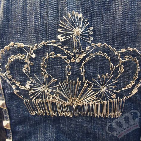 Crown design - made of safety pins - Keep Calm & Do It Yourself: DIY Balmain Denim Jacket // TUTORIAL Punk Safety Pins, Punk Denim Jacket, Safety Pins Fashion, Jacket Tutorial, Safety Pin Art, Safety Pin Design, Pins On Denim Jacket, Balmain Denim, Safety Pin Crafts