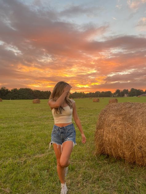 Hay bale pic inspo Sunset Aesthetic Photoshoot, Hay Bale Pictures, Hay Bale Photoshoot, Farm Picture Ideas, Pic Inspo Aesthetic, Sunset Photoshoot Ideas, Country Poses, Sunset Shoot, Country Sunset