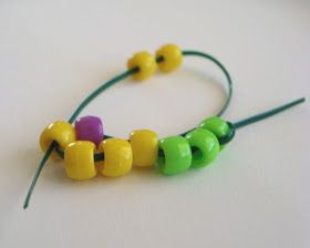 The Paper Pony: How to Bead a Daisy Chain Bead Daisy, Daisy Keychain, Beaded Daisy, Daisy Chains, Seed Bead Projects, Pony Bead Crafts, Summer Camp Crafts, Summer Craft, Summer Crafts For Kids