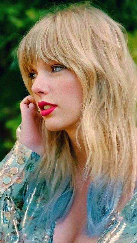 Taylor Swift Blue Hair, Taylor Swift Lover Hair, Taylor Swift Photoshoot, Taylor Swift Fotos, Taylor Swift Lover, Lover Era, Estilo Taylor Swift, Taylor Swift Facts, Taylor Swift Red