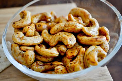 Holiday snacks and appetizers Snacking Ideas, Seasoned Nuts, Spiced Cashews, Desserts Drinks, Spicy Nuts, Snacks Kids, Spicy Cashews, Pizza Salad, Foods Healthy