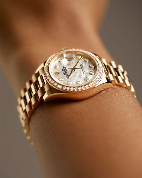 The Lady-Datejust pays homage to pioneering women who have served as the inspiration for the creation and development of this unique timepiece. It bears witness to our times, to the artists, sportswomen and explorers who embody this iconic watch and all it represents: dedication, elegance, courage and performance. Charm Bracelets For Girls, Occasion Outfit, Personalized Watches, Ladies Watches, Mens Engagement, Womens Watches Luxury, Rolex Models, Modern Trend, Beautiful Ladies