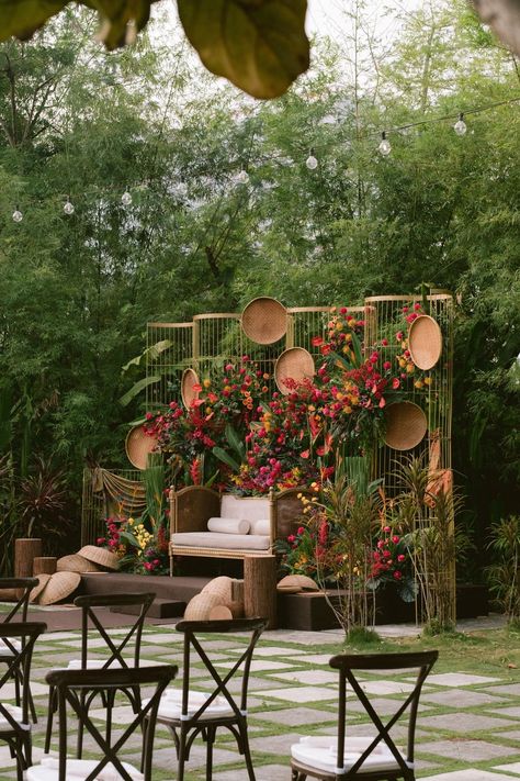 8 Amazing Wedding Decoration Ideas To Use Flowers Creatively - ShaadiWish Rustic Stage Decor, Engagement Outdoor Party, Rustic Mehendi Decor, Tropical Stage Decor, Indian Wedding Table Setting, Rooftop Engagement Decoration, Filipino Wedding Decorations, Tropical Event Decor, Outdoor Mehendi Decor Ideas