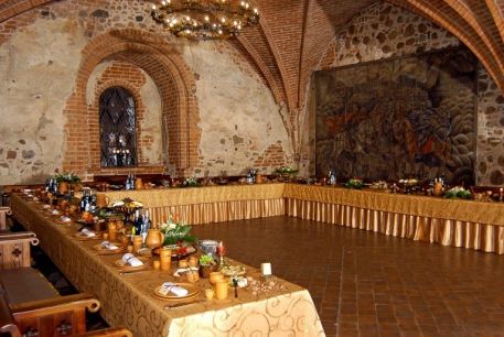 #medieval #banquet Medieval Vbs, Minecraft Interior Ideas, Game Of Thrones Food, Medieval Feast, Medieval Banquet, Vbs Decorations, Medieval Recipes, Traveller Rpg, Minecraft Interior