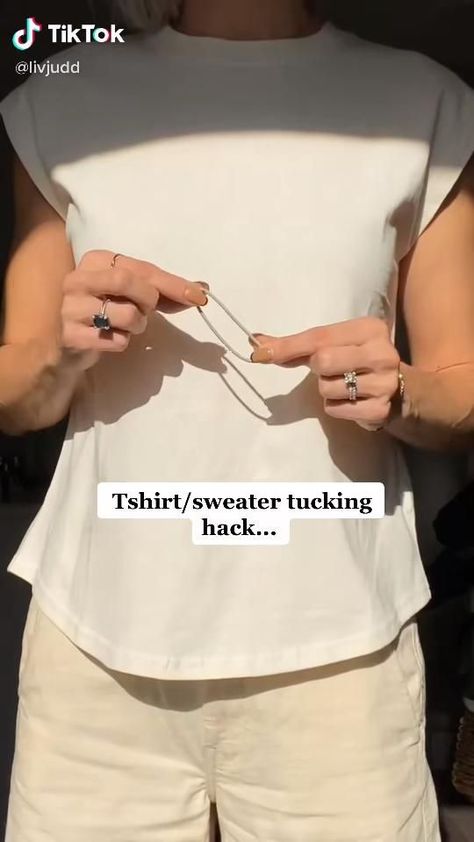 Shirt/sweater tucking hack [Video] | Refashion clothes, Fashion hacks clothes, Diy fashion hacks Shirt Cropping Hacks, Fashion Tricks Clothing, Tie Loose Shirt How To, T Shirt Front Knot, Twist Tuck Shirt, Coffee Shop Attire, Shirt Twist Hack, Front Knot T Shirt, Tan Pants White Shirt Outfit Women