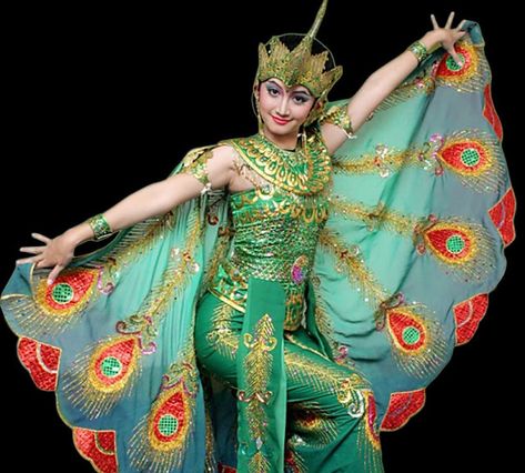 30 Gambar Tari Merak Dari Jawa Barat - Tulisan-Tulisan Kuliahku Indonesian Clothing, Indonesian Art, West Java, Folk Dance, Traditional Fashion, Just Dance, Fashion Sketches, Java, Kimono Top